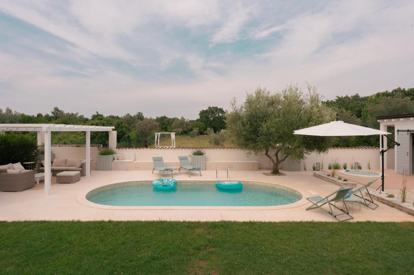 Luxury Villa In Istria - 9,000 Sqm Private Estate With Pool & Sauna, 15 Min To Sea, Near Fazana, 3 Bedrooms Juršići Kültér fotó