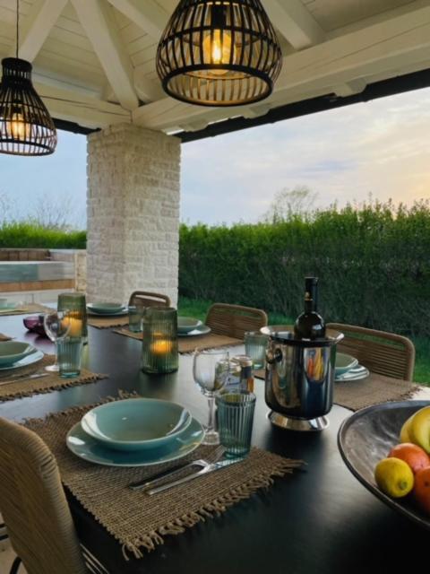Luxury Villa In Istria - 9,000 Sqm Private Estate With Pool & Sauna, 15 Min To Sea, Near Fazana, 3 Bedrooms Juršići Kültér fotó