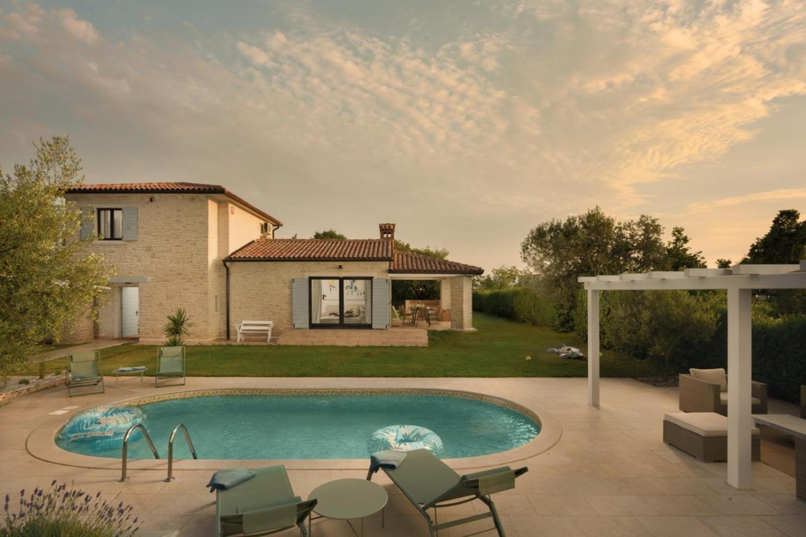 Luxury Villa In Istria - 9,000 Sqm Private Estate With Pool & Sauna, 15 Min To Sea, Near Fazana, 3 Bedrooms Juršići Kültér fotó